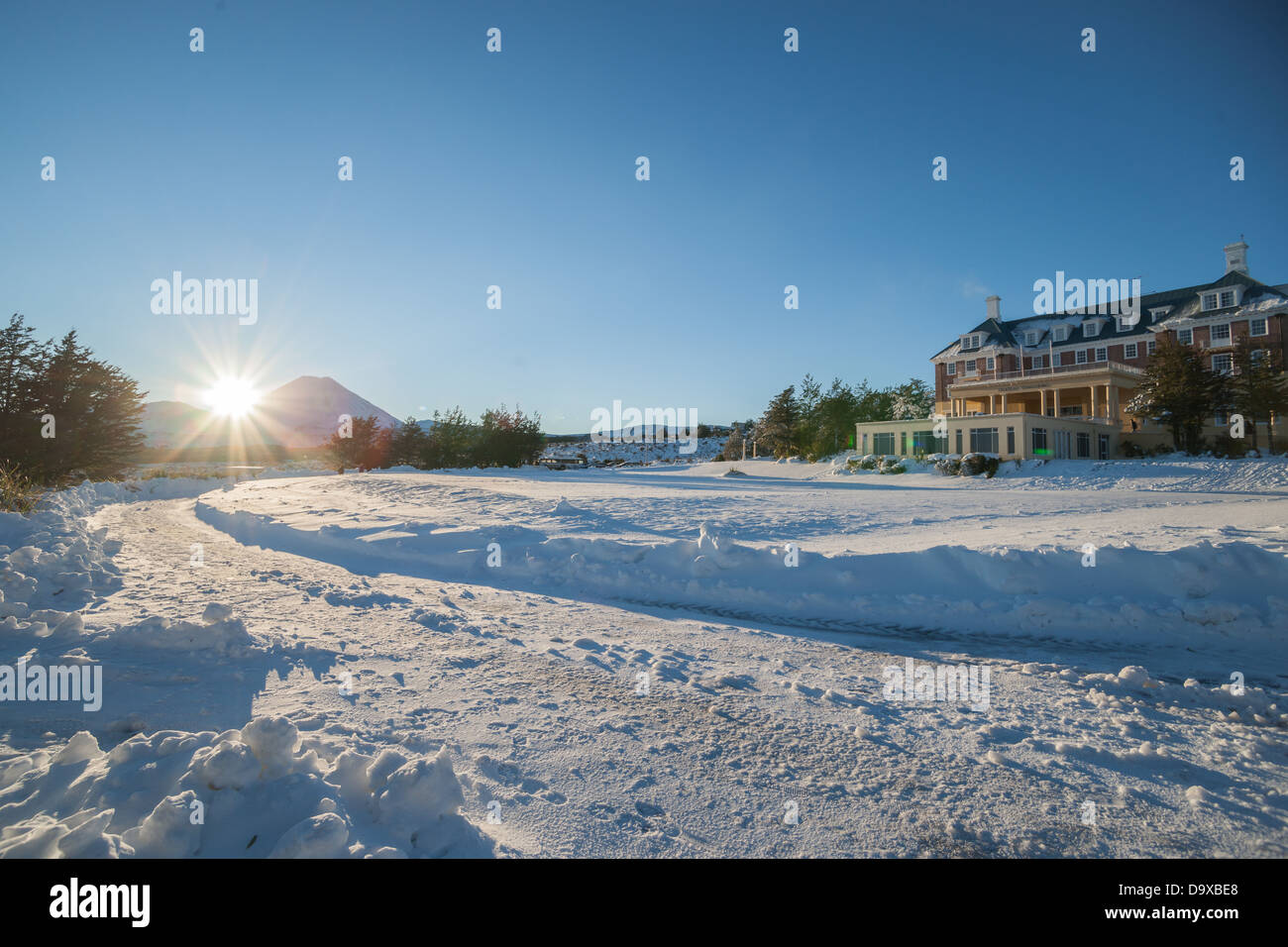 Die Sonne bricht durch eine Winterlandschaft. Mount Ngarahoe und Mount Ruapehu. Stockfoto