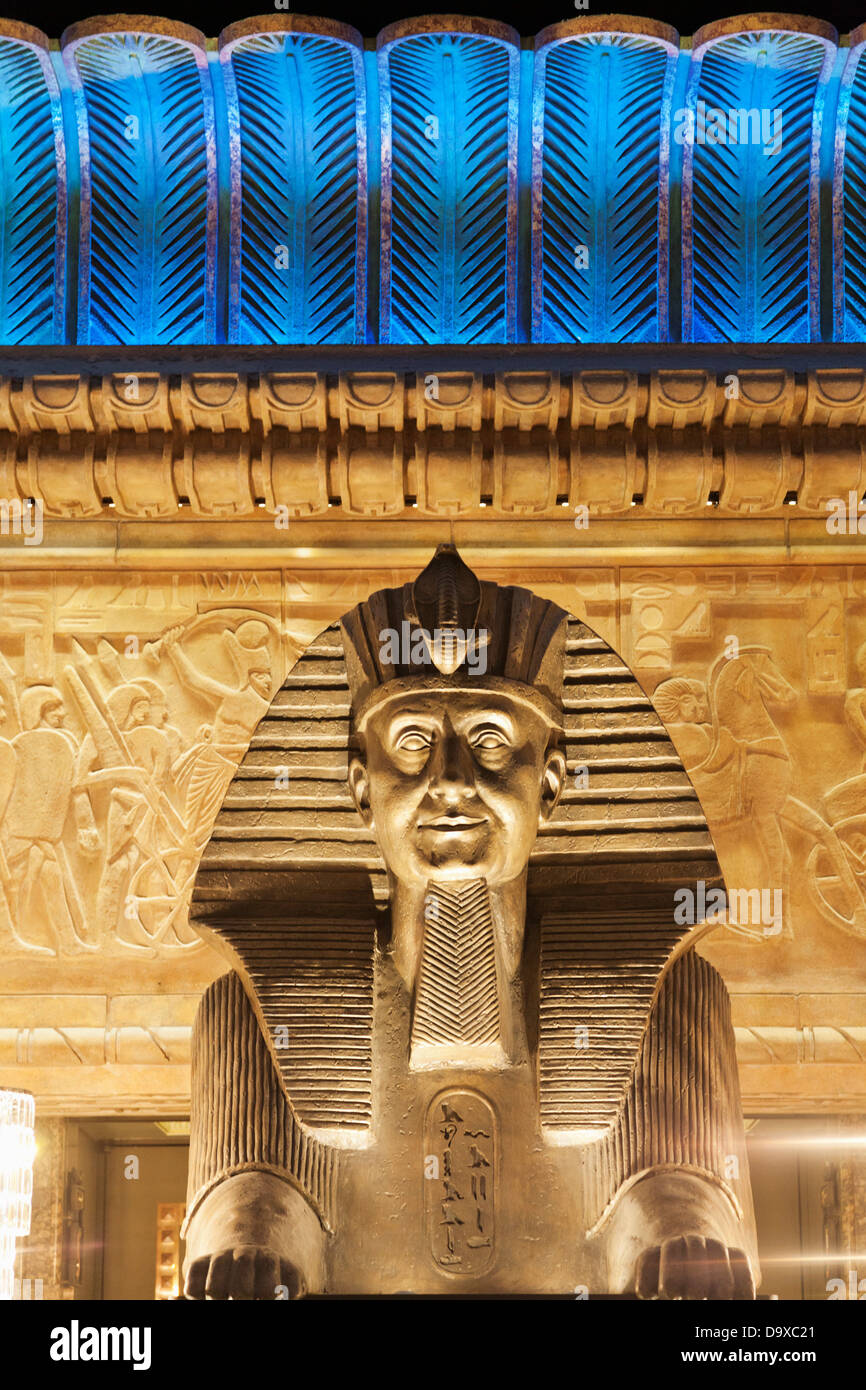 Großbritannien, England, London, Knightsbridge, Harrods, ägyptische Rolltreppe, Sphinx-Statue mit zeitgenössischen ägyptischen Gesicht Stockfoto