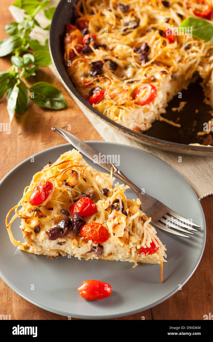 Pasta aus gebackenen Kuchen mit Tomaten und Basilikum Stockfoto