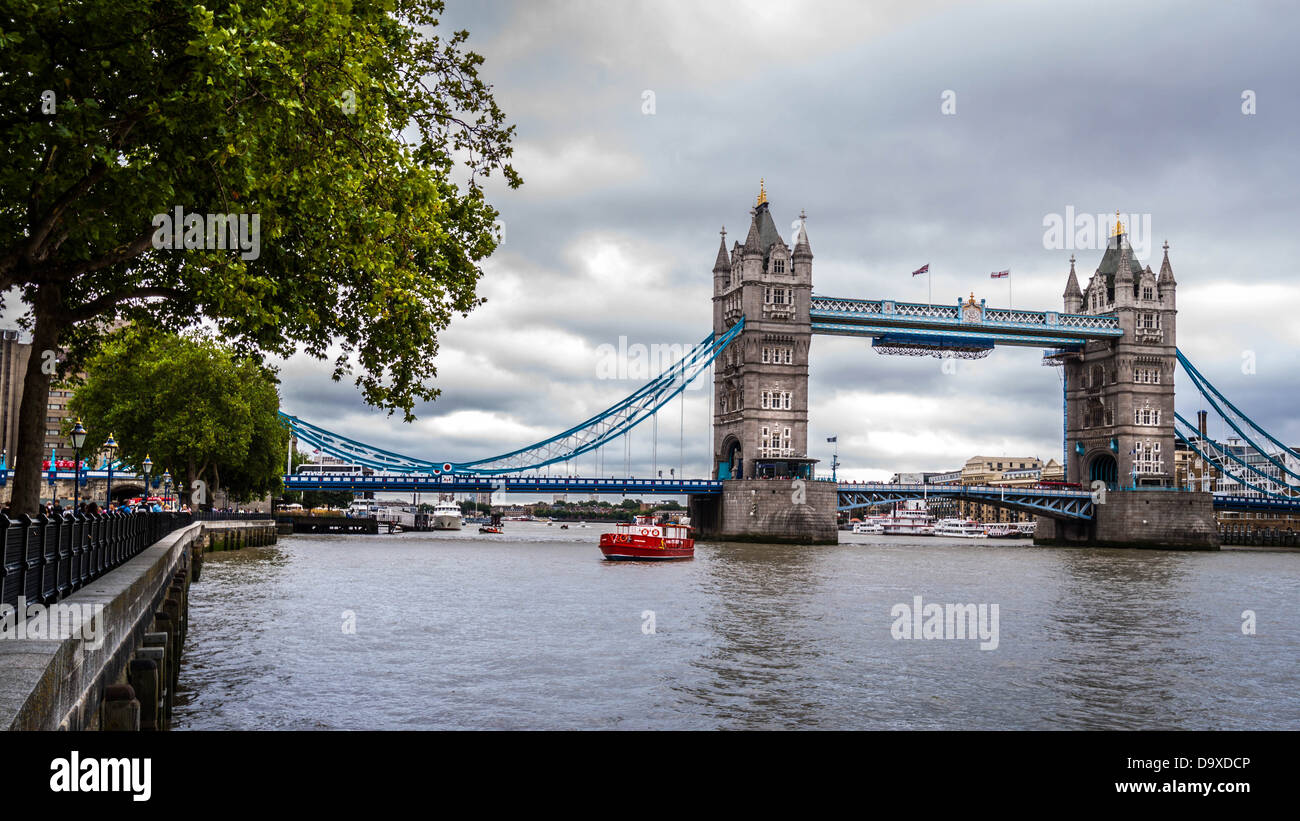 Tower Bridge unter eine typisch britische Wetter, London, Vereinigtes Königreich Stockfoto