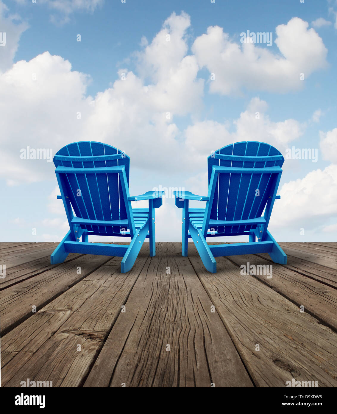 Ruhestand Entspannung und finanzielle Planung Symbol mit zwei leeren blauen Adirondack Stühle auf dem Deck eines Holz Terrasse mit einem Blick in den Himmel als ein Geschäftskonzept Freiheit zukünftige erfolgreiche Anlagestrategie. Stockfoto