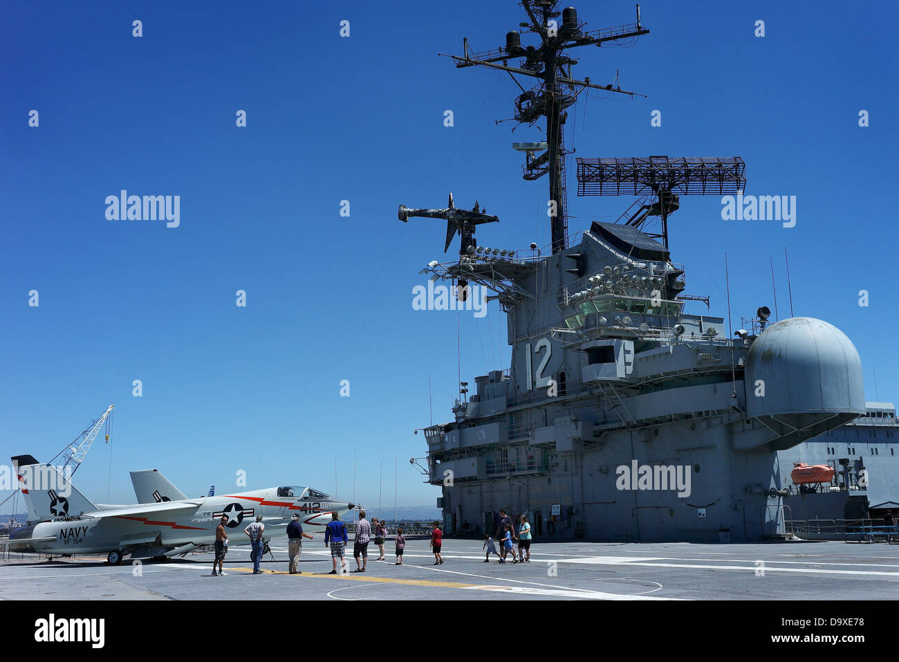 Menschen tour das Flugdeck der USS Hornet Museum Chance Vought F-8 Crusader "Der letzte Scharfschütze" Navy Supersonic, Luft-Super Stockfoto