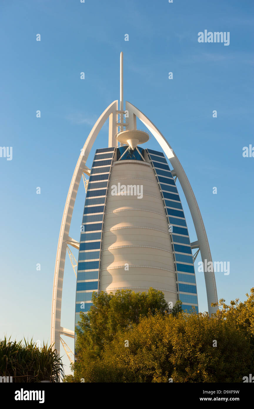 URJ Al Arab ist ein luxuriöses fünf-Sterne Deluxe Hotel gebaut auf einer künstlichen Insel vor Jumeirah Beach, Dubai, Vereinigte Arabische Emirate Stockfoto