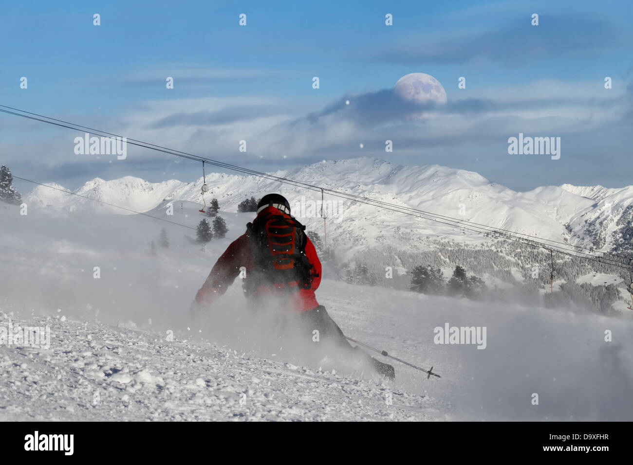 Skifahrer Holzschnitzerei ist an einem Hang mit Tageslicht Mond am Horizont Stockfoto