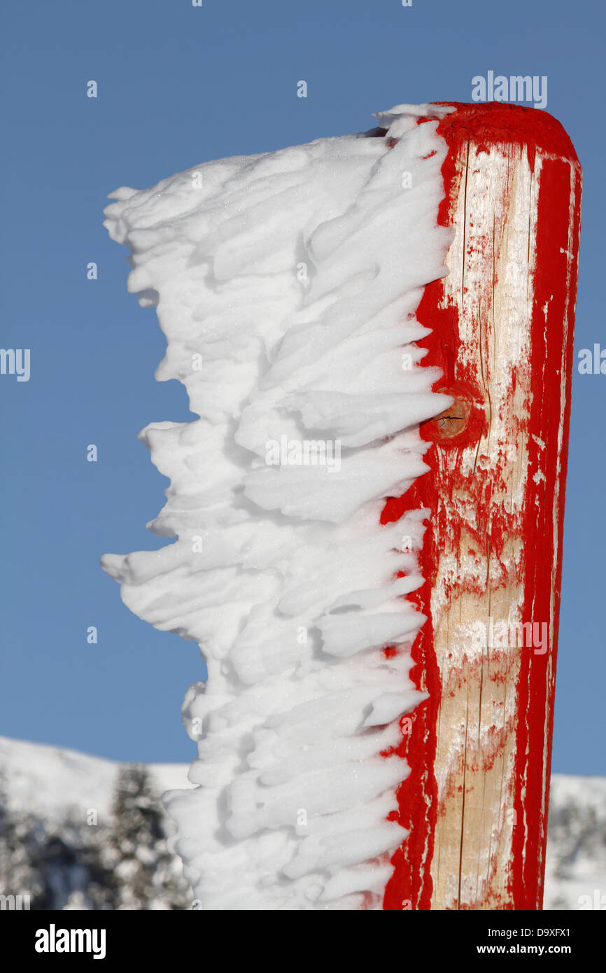 Pol im österreichischen Skigebiet gefrostet Stockfoto