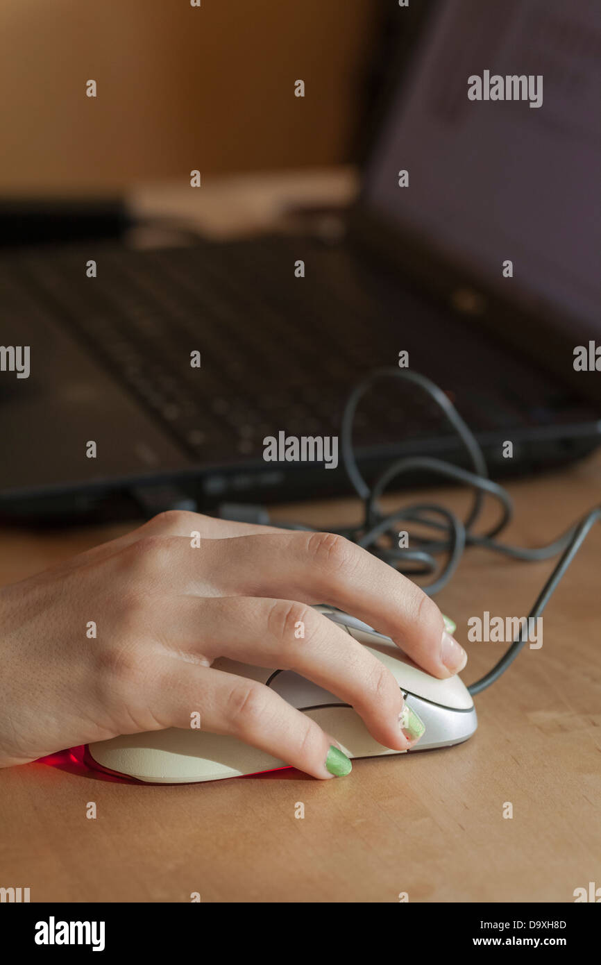 Deutschland, Laupheim, Teenage Mädchen mit laptop Stockfoto