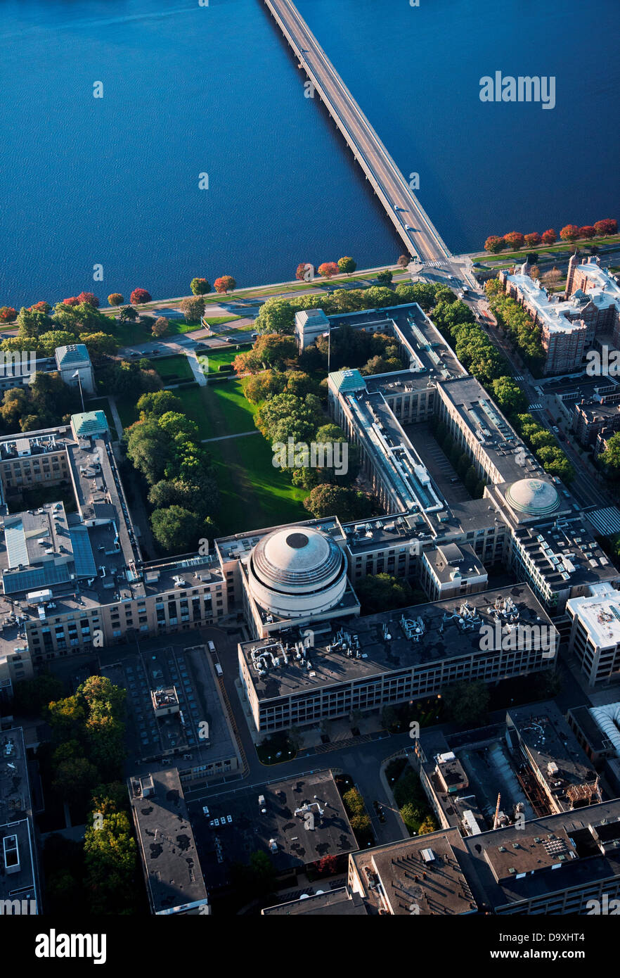 AERIAL VIEW MIT Harvard Bridge auch bekannt als M.I.T Brücke oder Masse Avenue bridge Route 2 Back Bay Boston Cambridge über Stockfoto