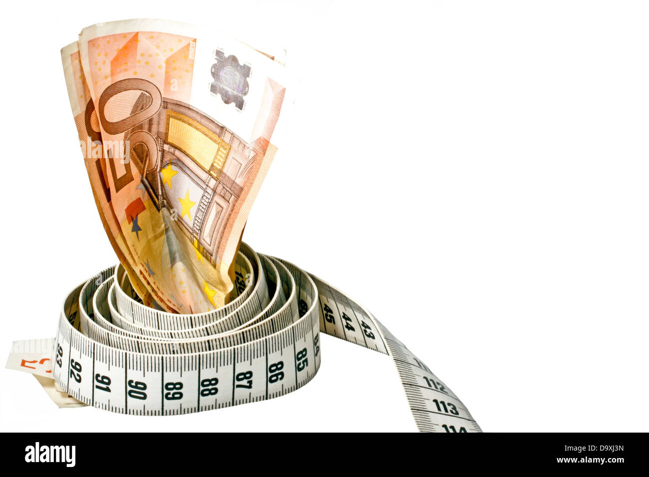 Geld mit einem Maßband umwickelt auf einem weißen Hintergrund Stockfoto