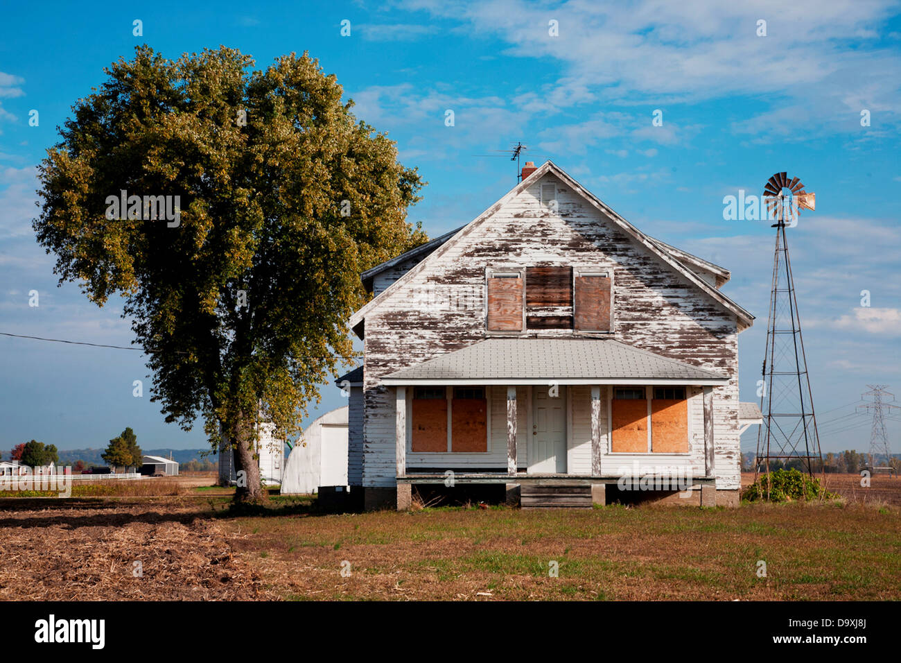 Verlassenen verwitterten Haus und Windmühle nur off Route 67, außerhalb von St. Louis Mo in der Nähe von Brücke nach Alton, IL Stockfoto