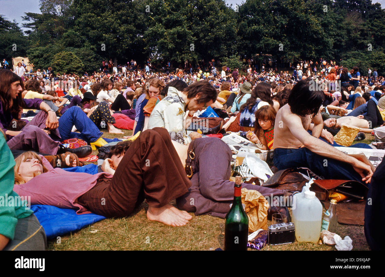 Archivierung Foto von 70 s 1970 s Menge junger Menschen entspannend Fans bei der Roxy Music Garden Party Musik Festival Sommer Konzert in im Crystal Palace in London England UK 1972 KATHY DEWITT Stockfoto