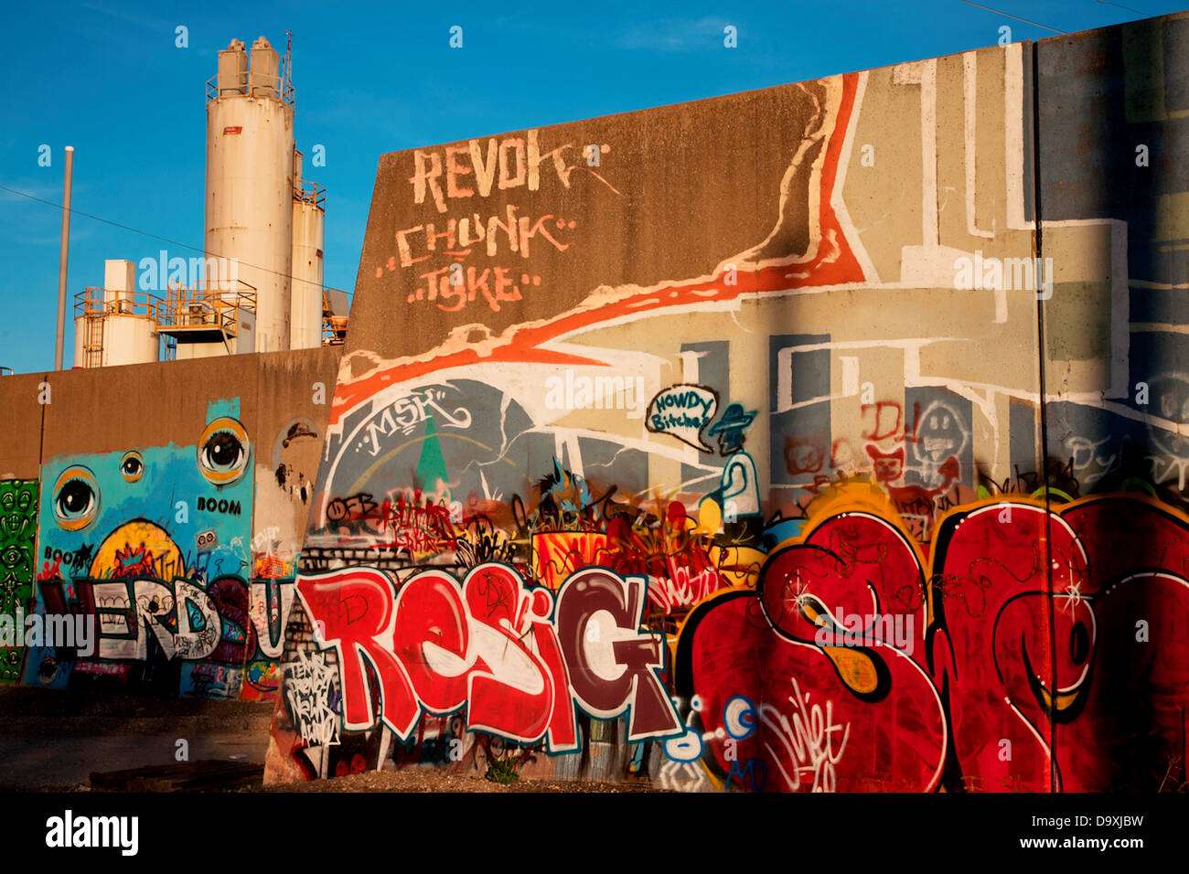 Graffiti ist gemalt auf Betonwand entlang dem Mississippi Fluß, Innenstadt von St. Louis, Mo. Stockfoto