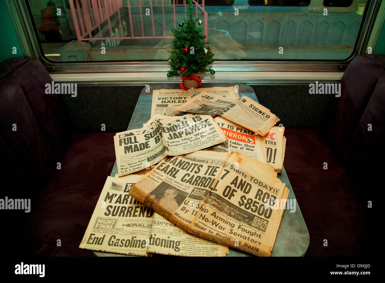 1940 werden auf Pearl Harbor Tag Truppe Zug Reenactment Los Angeles Union Station San Diego Schlagzeilen angezeigt. Stockfoto 1940 werden auf Pearl Harbor Tag Truppe Zug Reenactment Los Angeles Union Station San Diego Schlagzeilen angezeigt. Stockfoto