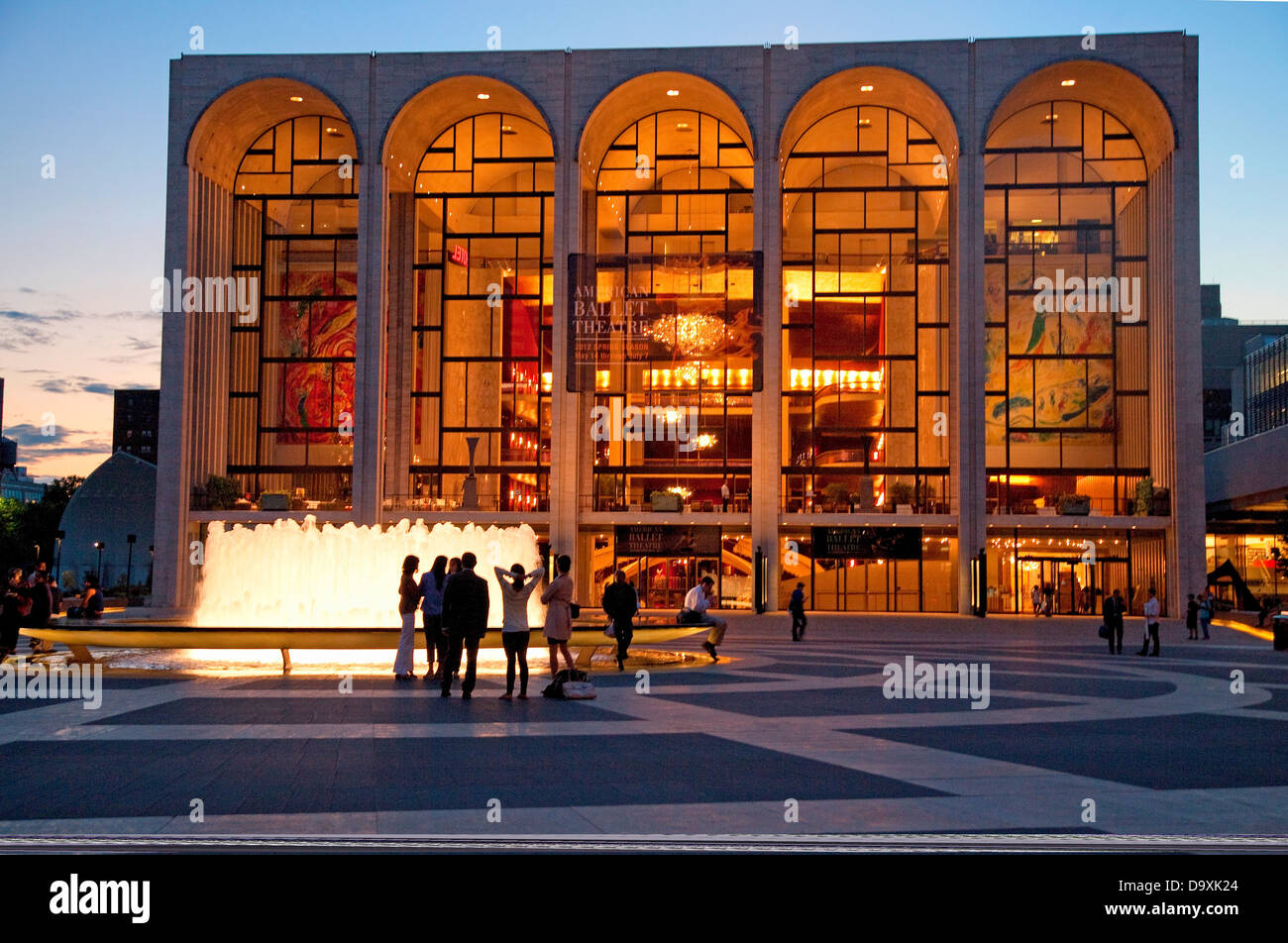 Lincoln Center in der Abenddämmerung mit Menschenmassen vor der Wasserbrunnen, New York, New York Stockfoto