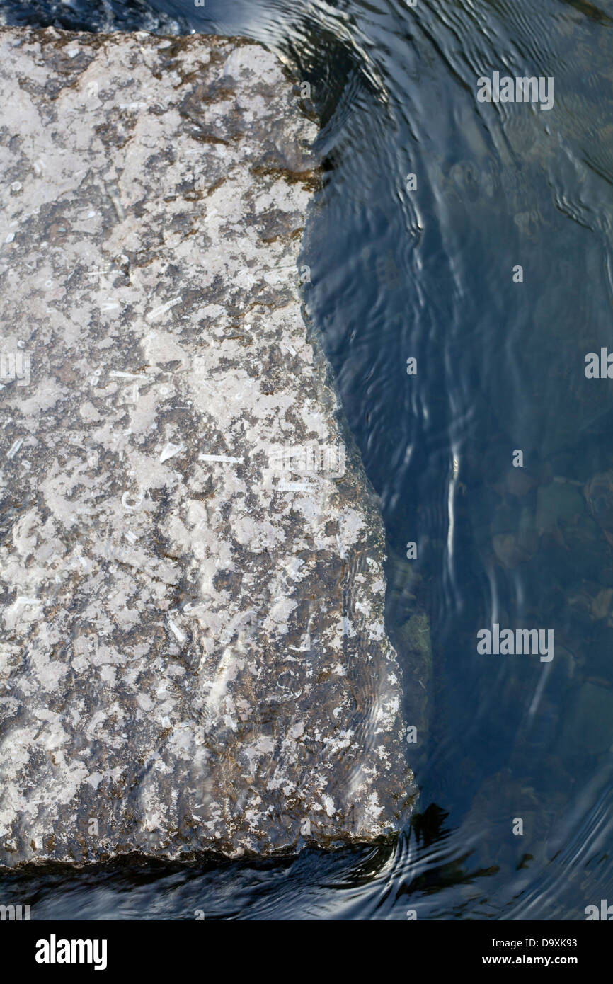Wasser plätschern um ein Sprungbrett Stockfoto