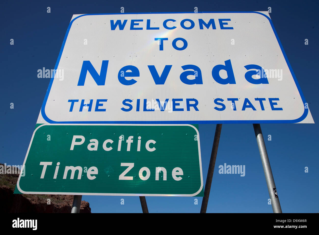 Willkommen in Nevada - den Silber-Status "Straße zu unterzeichnen und"Pacific Time Zone" Stockfoto