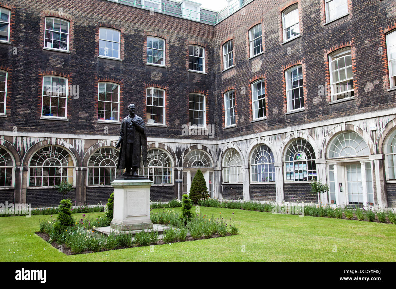 Viscount Nuffield Statue im Garten am Kontor Gebäude von Guys Hospital - London UK Stockfoto