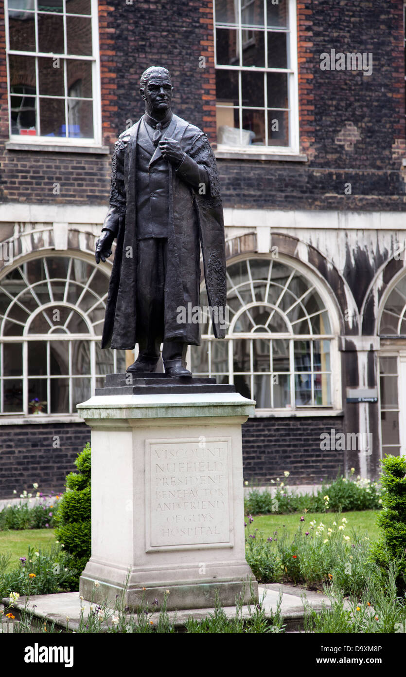 Viscount Nuffield Statue Oin Garten zählen Hausbau von Guys Hospital - London UK Stockfoto