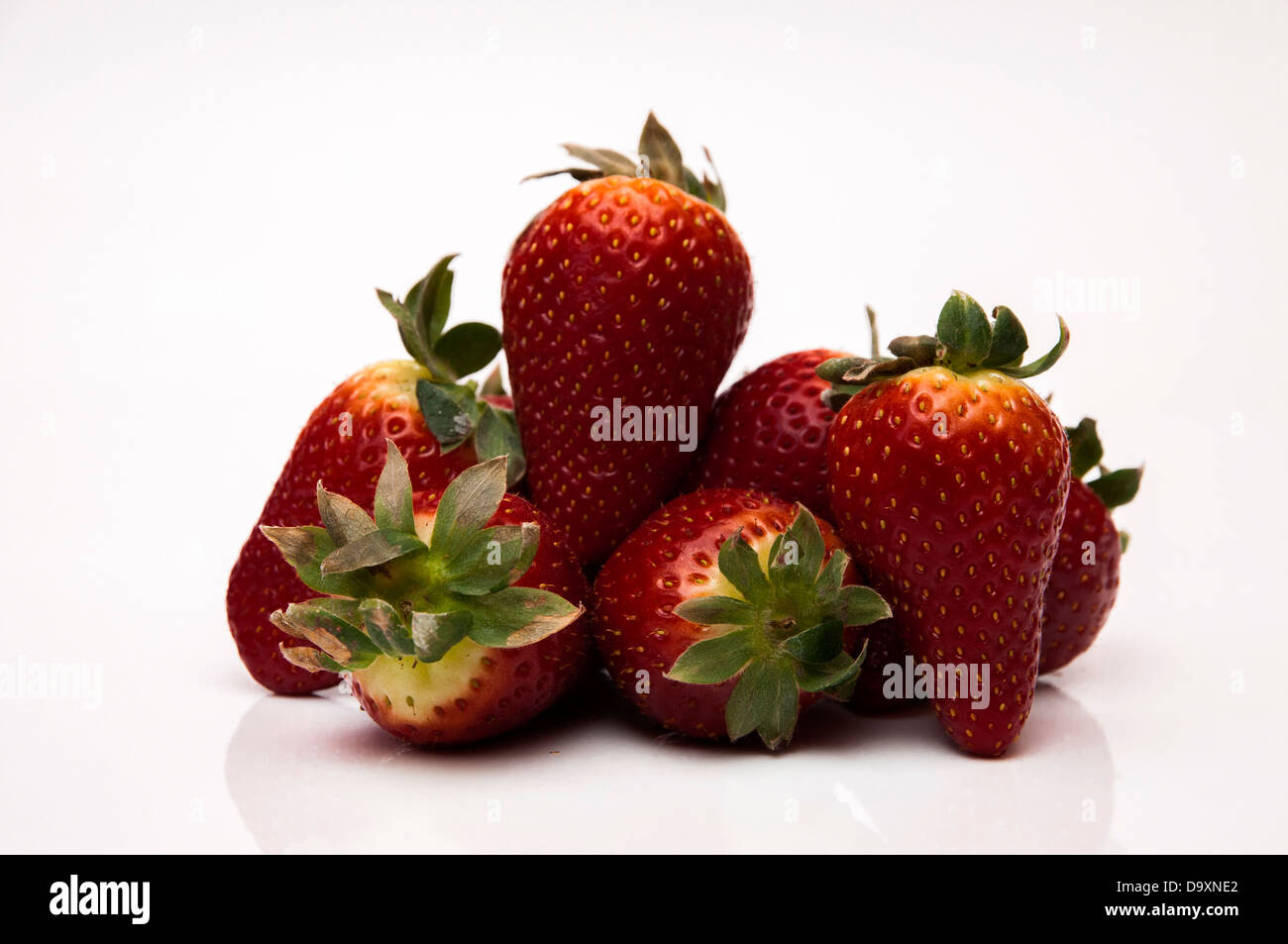 frische Erdbeeren auf weißem Hintergrund Stockfoto