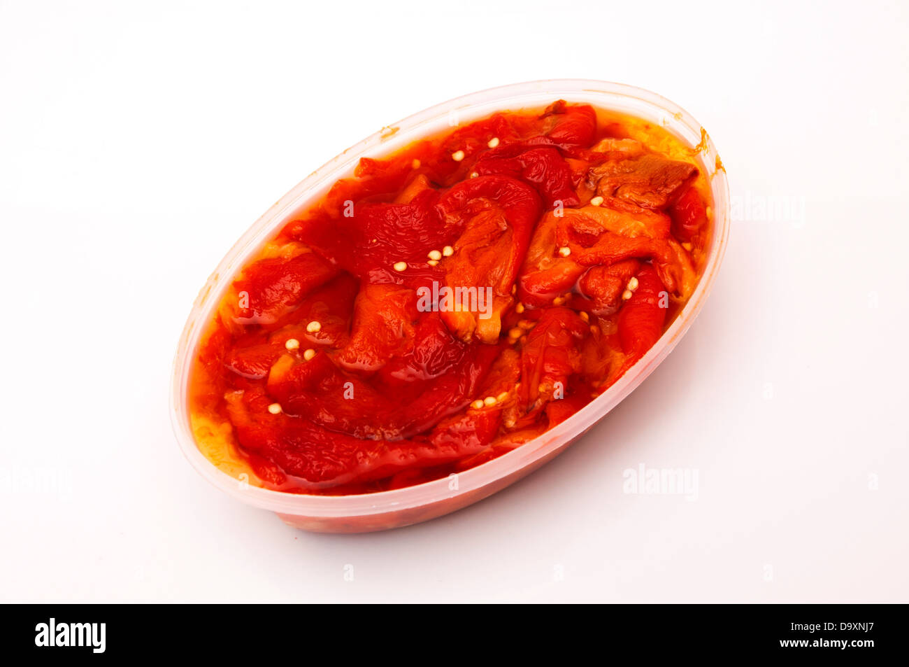 Schüssel mit Paprika auf weißem Hintergrund Stockfoto
