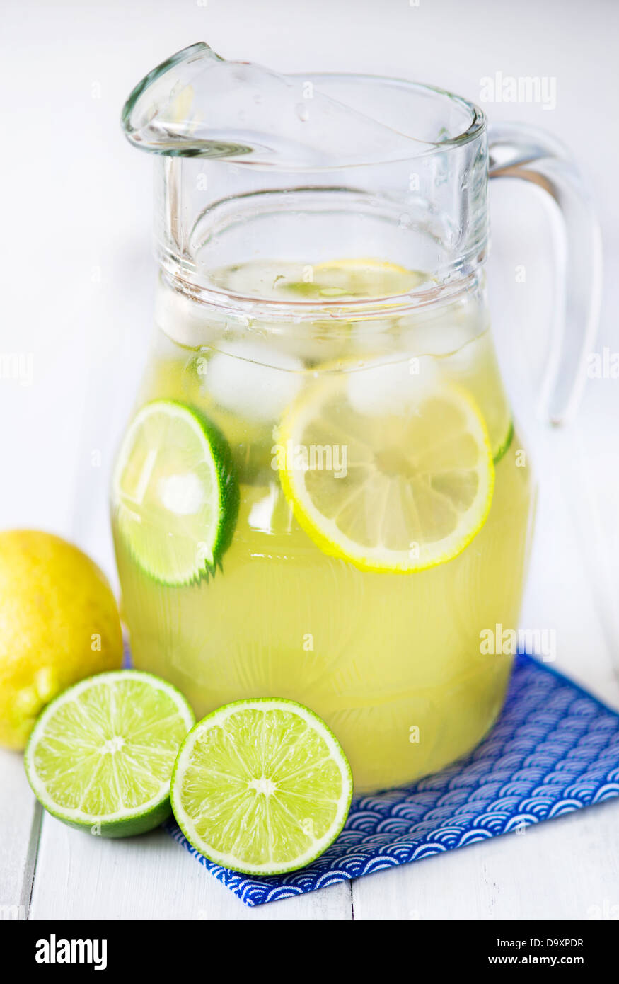 Krug Voller Zitronen Und Limetten Limonade Mit Eis Stockfotografie Alamy