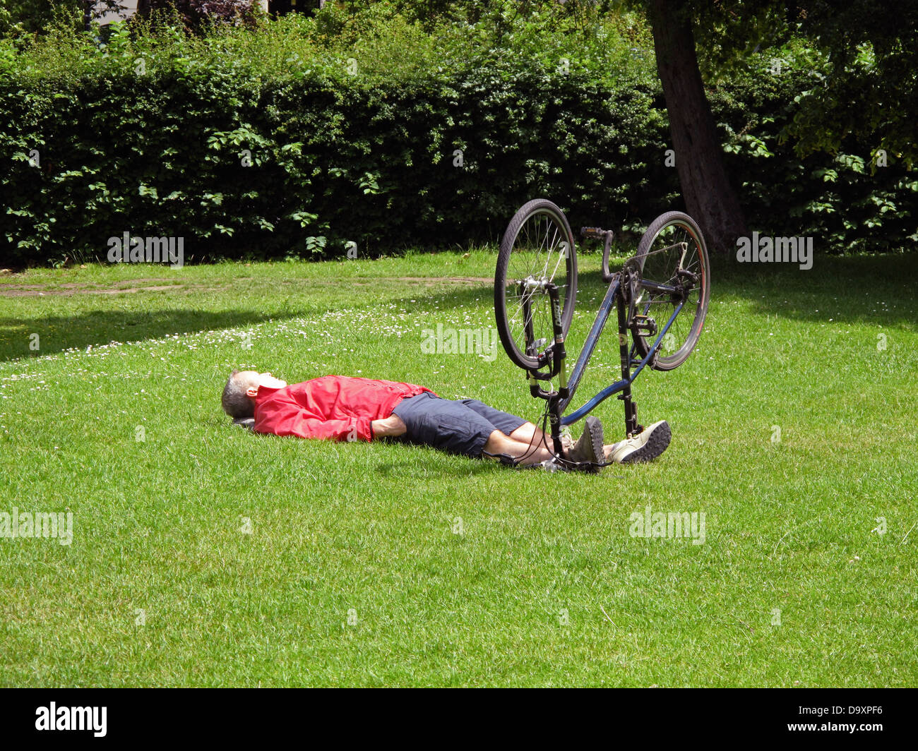 Ruhen der Radfahrer der Regent Park London UK Stockfoto