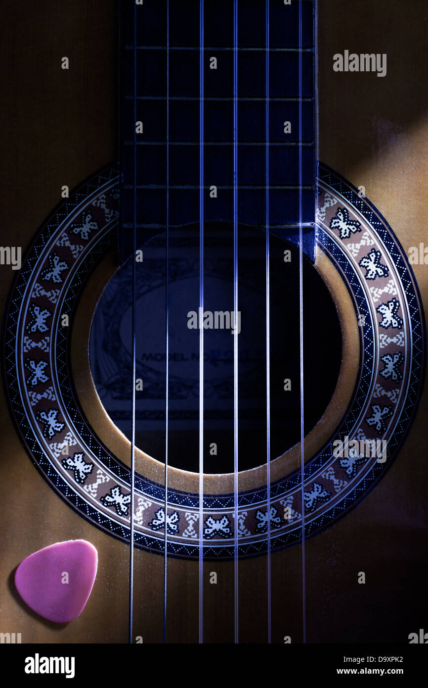 Klassische Gitarre Loch schließen mit Plektrum Stockfoto