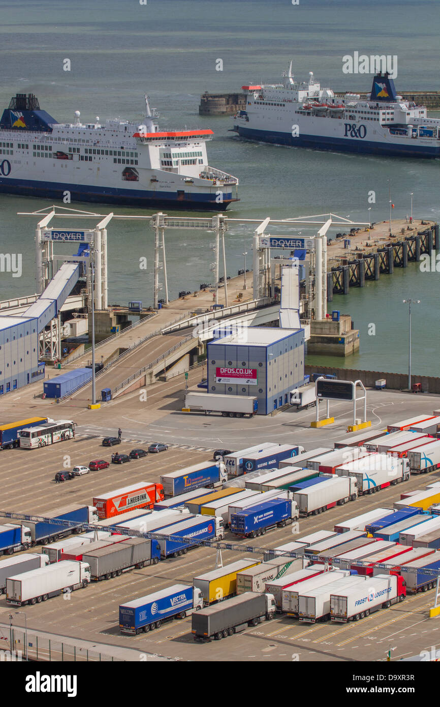 Hafen von Dover, Kent auf einem geschäftigen Tag des Sommers Stockfoto