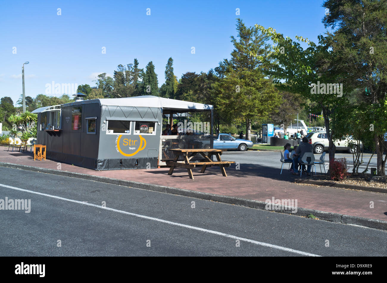 dh TAUPO Neuseeland rühren Café im freien Wohnwagen kleine Kaffee stehen Tabelle Kunden Stockfoto