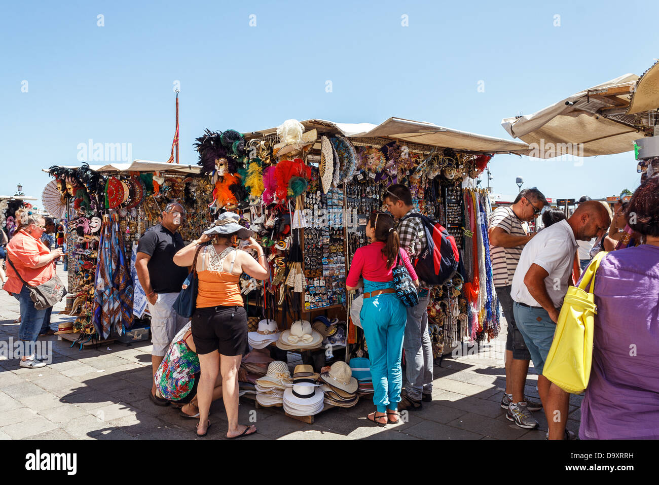 Anbieter mit touristischen Souvenirs am 16. Juli 2012 in Venedig. Stockfoto