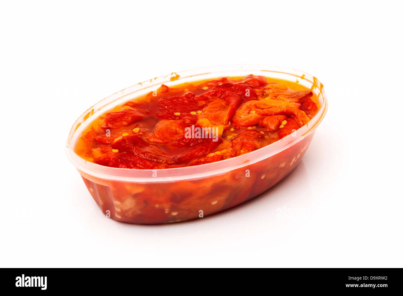 Schüssel mit Paprika auf weißem Hintergrund Stockfoto