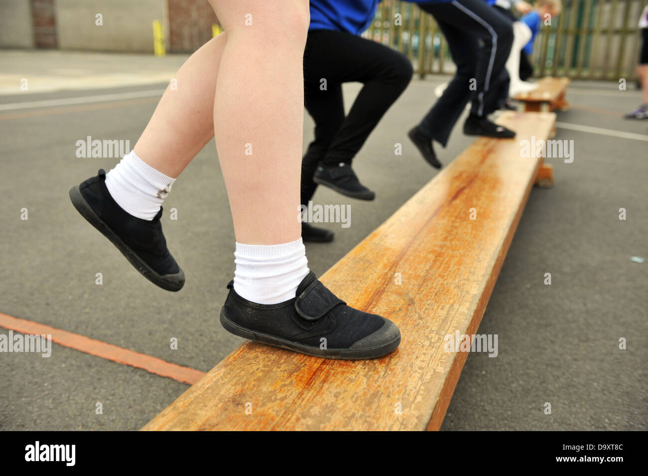 Nahaufnahme eines Kindes Füße tragen Leinenschuhe in einer P E-Klasse-UK-Schule Stockfoto
