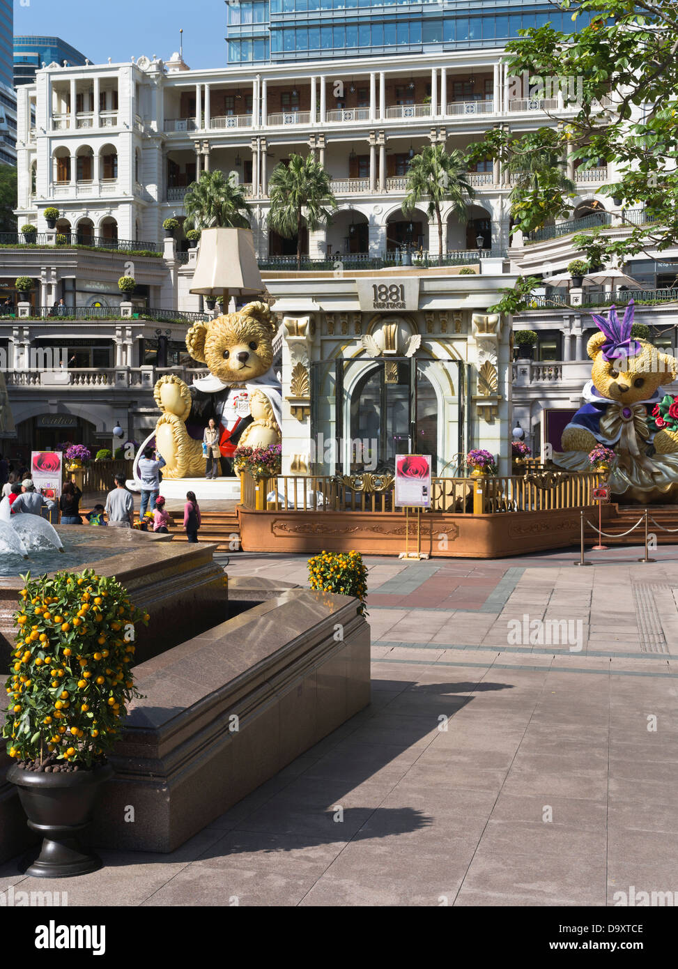 dh 1881 Heritage Mall TSIM SHA TSUI HONG KONG Shopping Center Vorplatz mit Chinese New Year Dekorationen Stockfoto