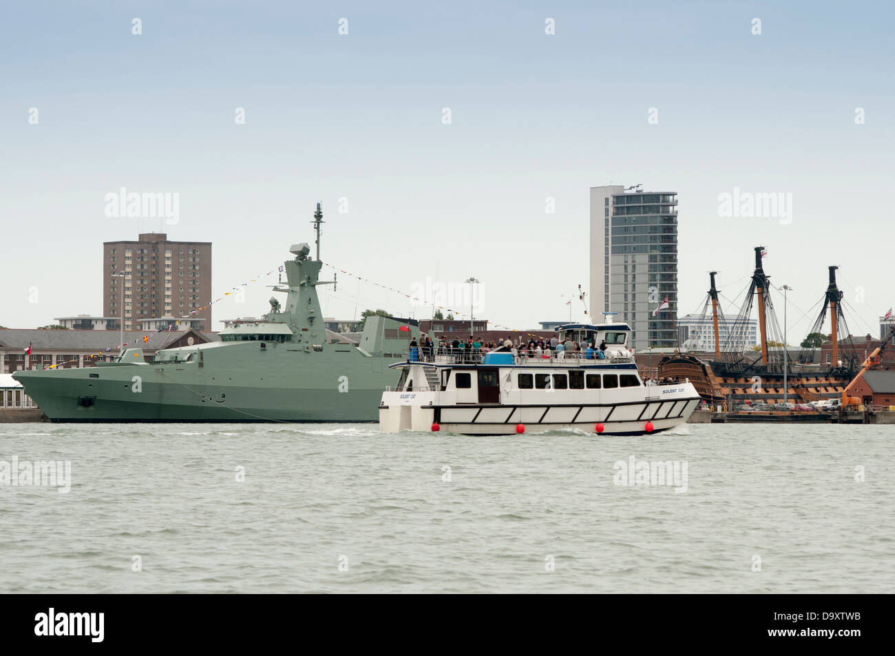 Solent Katze Ausflugsboot geben eine Reise rund um Portsmouth Harbour UK vorbei HMS Victory Stockfoto