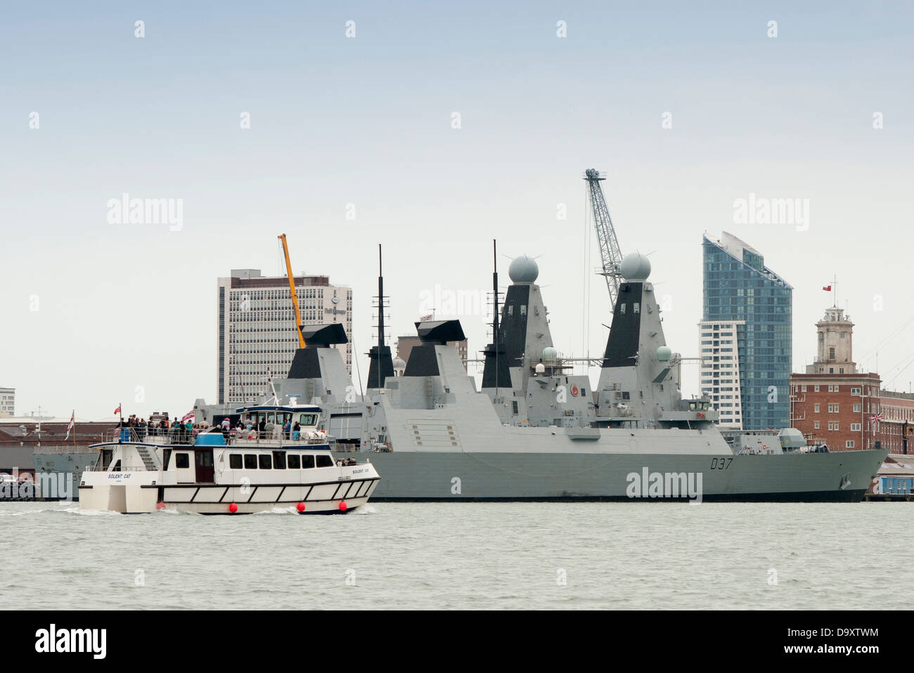 Solent Katze Ausflugsboot geben eine Reise rund um Portsmouth Harbour UK vorbei HMS Duncan Stockfoto