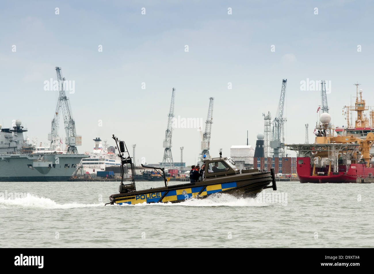 kleine Polizei starten patrouillierenden Portsmouth Harbour UK Stockfoto