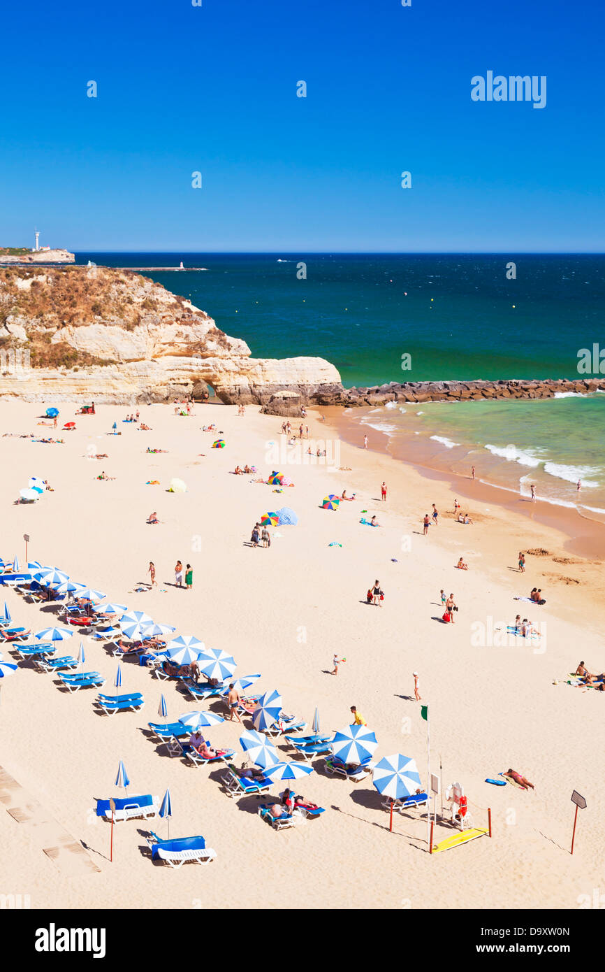 Sonnenanbeter am Praia Da Rocha Strand Portimao Algarve Portugal EU Europa Stockfoto