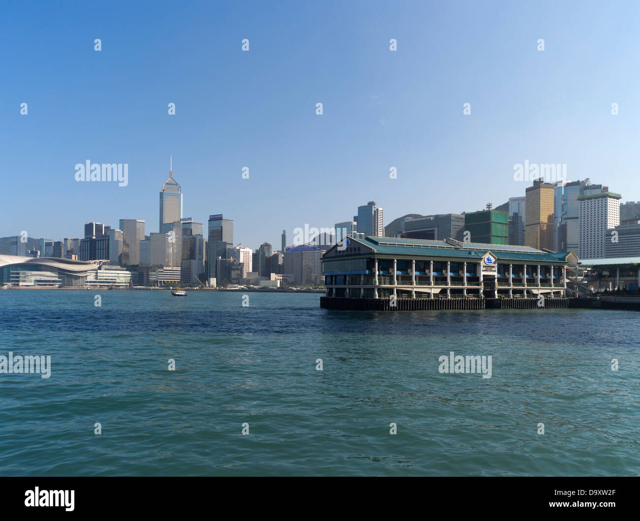 dh Central Ferry Pier VICTORIA HARBOUR HONG KONG Maritime Museum Pier Wanchai und Central Wolkenkratzer Stockfoto