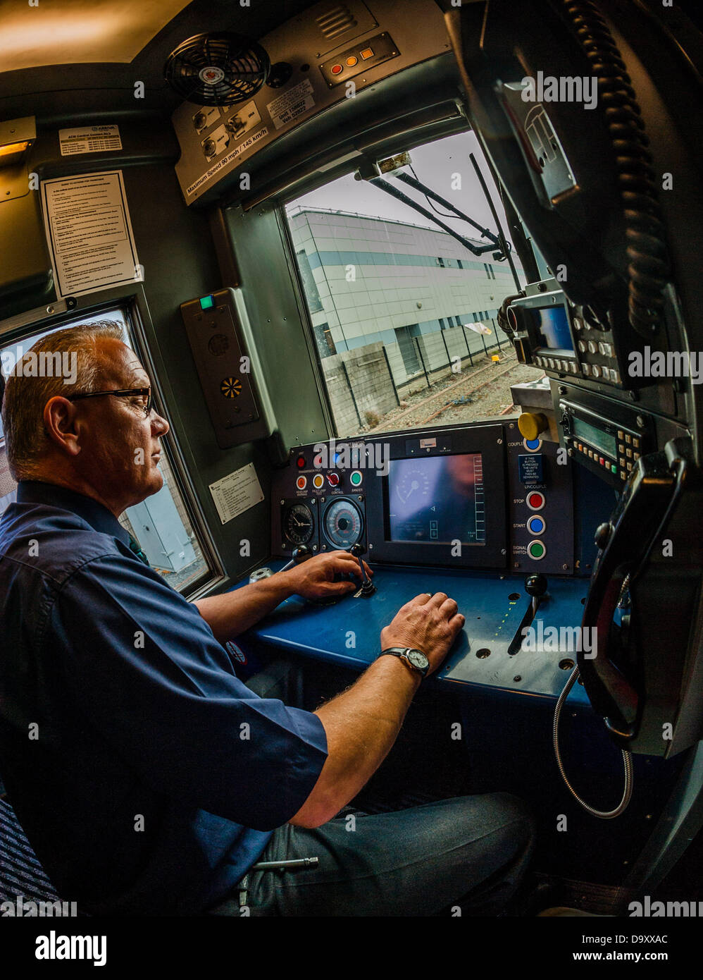 Aberystwyth, Wales, UK. 28. Juni 2013. STEVE BEVAN in der Kabine eine Arriva Wales Diesel mehrere Einheit (DMU) zu trainieren, mit dem neuen EDV-gestützten Betriebssystem ausgestattet.  Wegen der Reflexionen auf dem Bildschirm habe die Treiber verwenden diese Züge tragen dunkle Hemden um die Sichtbarkeit der auslesen zu verbessern.   Bahnhof von Aberystwyth, Wales UK 28. Juni 2013 Foto © Keith Morris Credit: Keith Morris/Alamy Live-Nachrichten Stockfoto