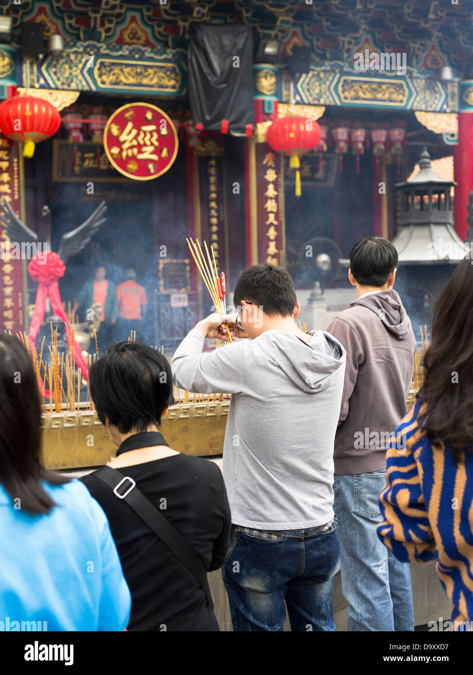 dh Wong Tai Sin Tempel WONG TAI SIN HONG KONG Anbeter mit Räucherstäbchen vor Tempel Schrein Chinesen Stockfoto