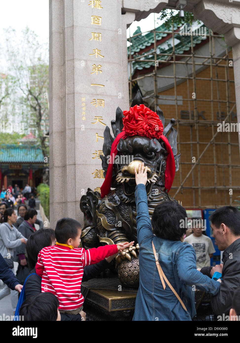 Dh Wong Tai Sin Tempel Wong Tai Sin HONG KONG Chinese Foo dog Lion Statue berühren für gutes Glück Leute china Stockfoto