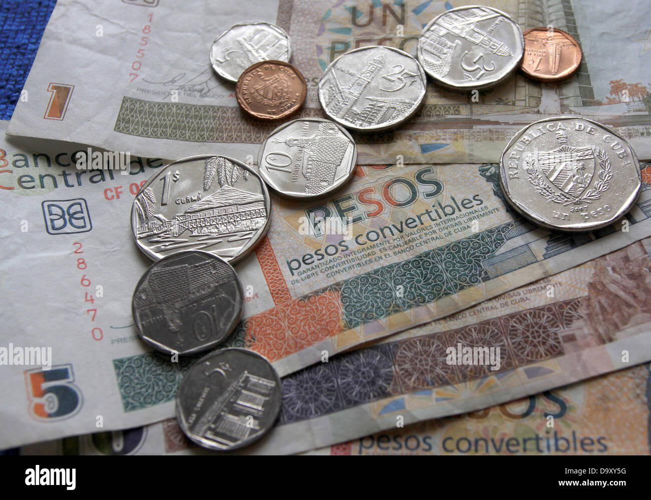 Verschiedene Banknoten und Münzen der kubanischen Touristen Währung Pesos Convertibles (CUC) deren Wert an den US-Dollar und die knüpft Replced der Dollar als Währung im Jahr 2004 sind in Varadero, Kuba, 22. April 2013 abgebildet. Die meisten Kubaner haben keinen Zugriff auf das Geld, die vor allem in Hotels und touristischen Orten verwendet und muss nicht exportiert werden. Foto: PETER ZIMMERMANN Stockfoto