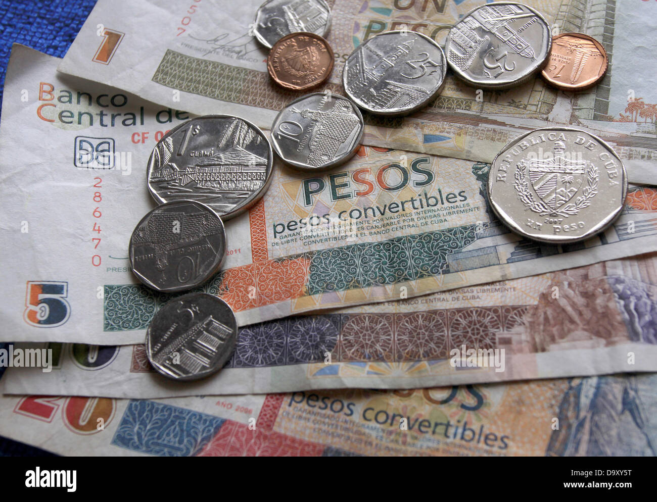 Verschiedene Banknoten und Münzen der kubanischen Touristen Währung Pesos Convertibles (CUC) deren Wert an den US-Dollar und die knüpft Replced der Dollar als Währung im Jahr 2004 sind in Varadero, Kuba, 22. April 2013 abgebildet. Die meisten Kubaner haben keinen Zugriff auf das Geld, die vor allem in Hotels und touristischen Orten verwendet und muss nicht exportiert werden. Foto: PETER ZIMMERMANN Stockfoto