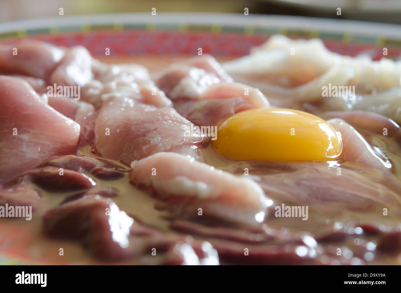 Schließen Sie rohes Fleisch und frisch geschnittenem Schweinefleisch, Eigelb Ei Kochen vorbereiten. Stockfoto