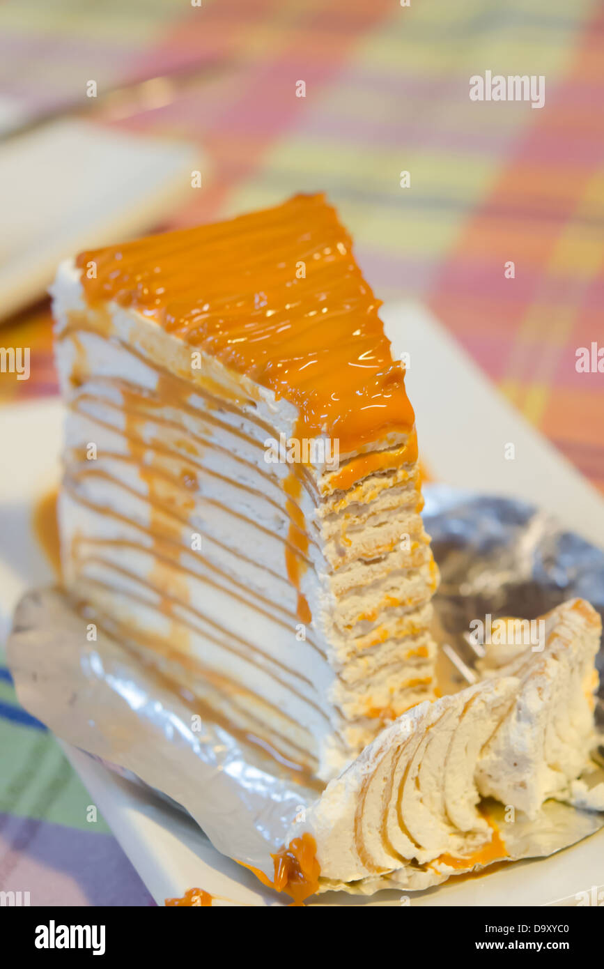 Nahaufnahme orange Crêpe Kuchen auf weißen Teller, leckeren Kuchen Stockfoto