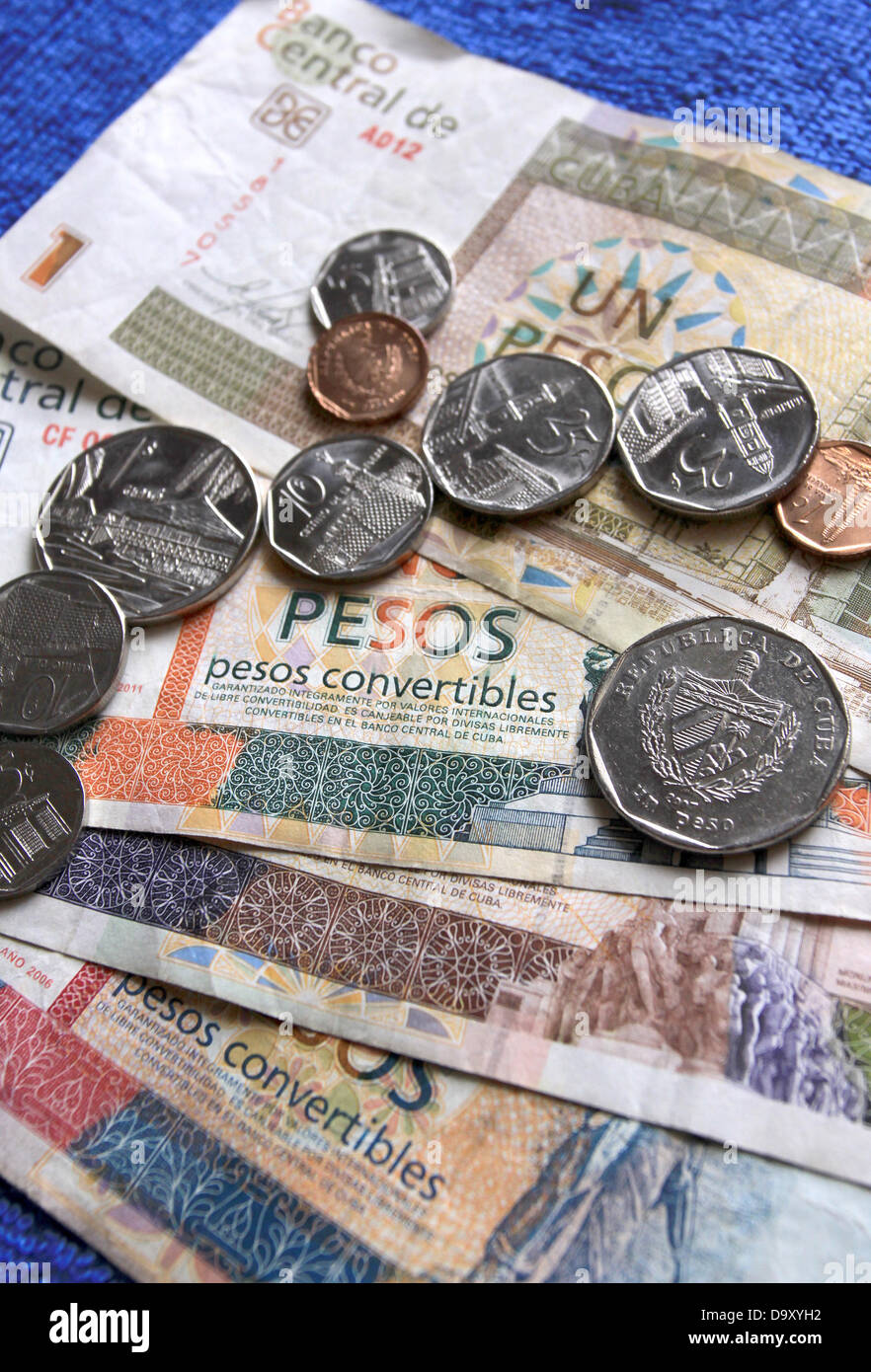 Verschiedene Banknoten und Münzen der kubanischen Touristen Währung Pesos Convertibles (CUC) deren Wert an den US-Dollar und die knüpft Replced der Dollar als Währung im Jahr 2004 sind in Varadero, Kuba, 22. April 2013 abgebildet. Die meisten Kubaner haben keinen Zugriff auf das Geld, die vor allem in Hotels und touristischen Orten verwendet und muss nicht exportiert werden. Foto: PETER ZIMMERMANN Stockfoto