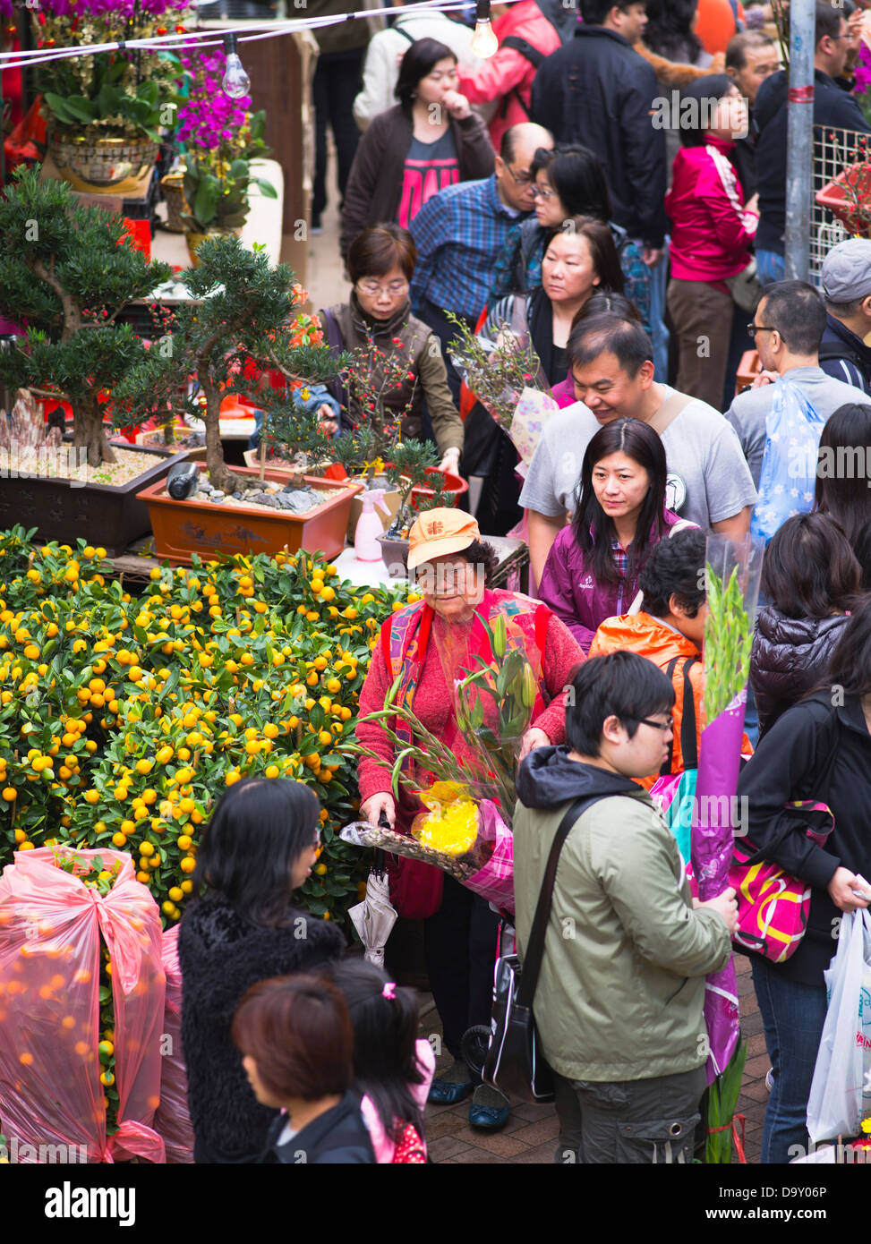 dh Blumenmarkt MONG KOK HONGKONG Menschen drängen sich auf dem Straßenmarkt Chinesische Neujahrsblumen überfüllte Szene geschäftige Menschenmengen mongkok Stockfoto