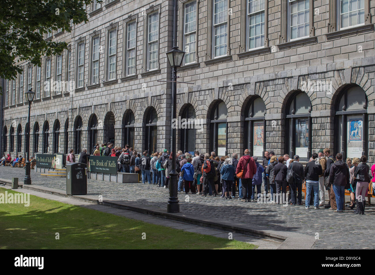 Schlange der wartenden, The Book of Kells, Trinity College, Dublin, Irland zu sehen. Stockfoto