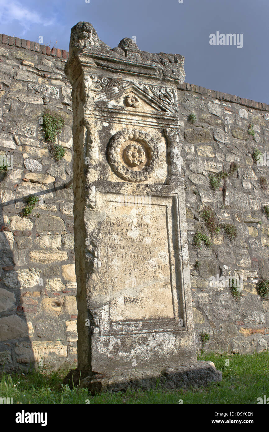 Antike Rom-Steindenkmal mit dunklen Himmel Stockfoto
