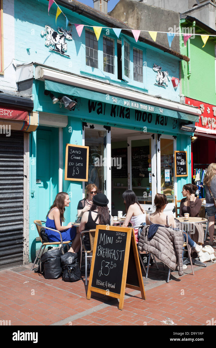 Junge Menschen, die Frühstück im Wai Kika Moo Kau ein Vegetarier/Veganer Restaurant in North Laines, Brighton Stockfoto