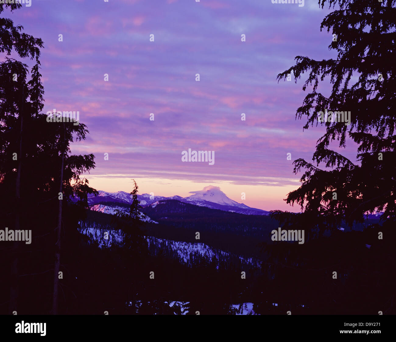Zeigen Sie Winter-Sonnenaufgang eine weitere Kaskade Volcanoe Mount McLoughlin vom Kraterrand Krater Lake Crater Lake Nationalpark Oregon an. Stockfoto